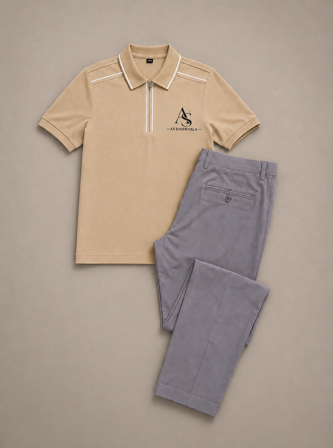 Polo beige AS ESSENTIALS à col zippé et liserés blancs, présenté à plat avec un pantalon gris.