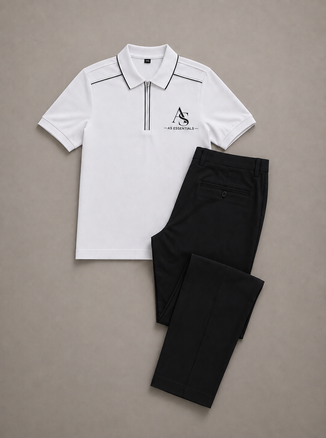 Polo blanc AS ESSENTIALS à col zippé et liserés noirs, présenté à plat avec un pantalon noir.
